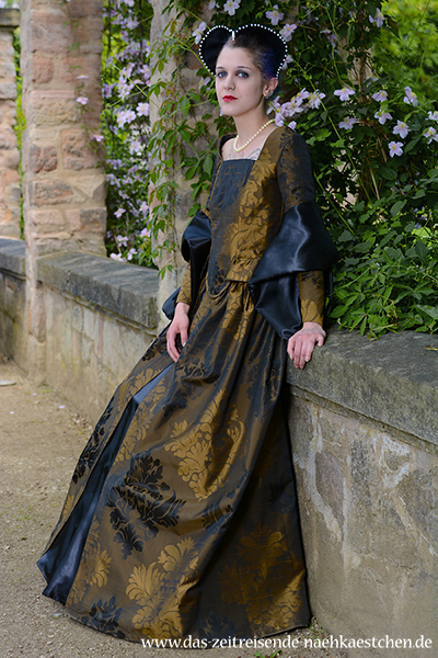 Tudor-Kleid aus Gold-Jaquard